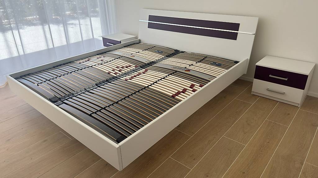 Schlafzimmer Set weiss / brombeere gebraucht guter Zustand im Kanton Solothurn