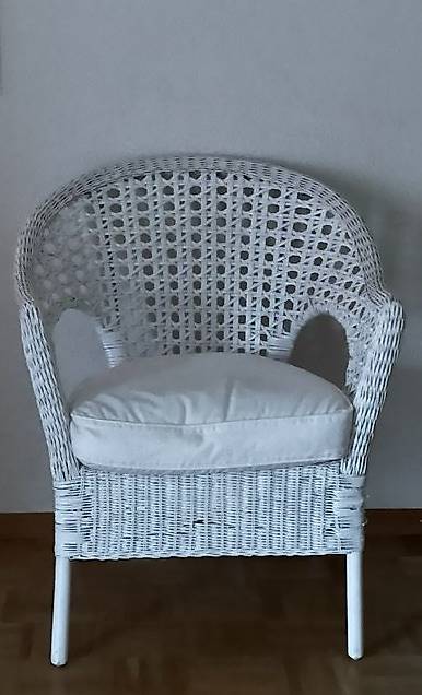 IKEA-Rattan-Sessel weiss (Modell FINNTORP) mit Kissen im Kanton Schaffhausen