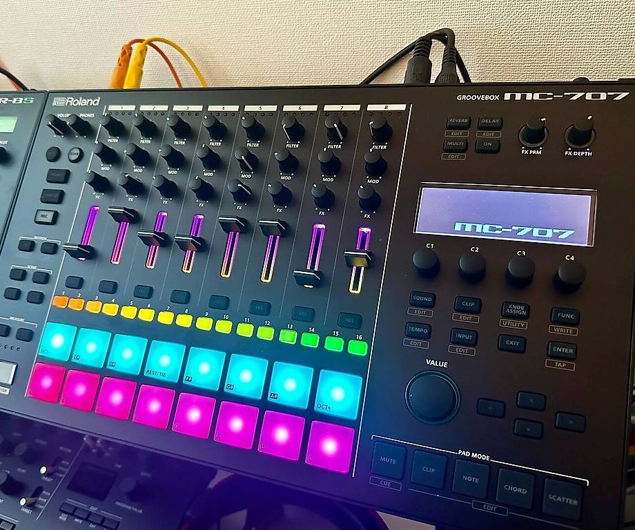 Roland MC-707 inkl. Decksaver und Hardcase TOP im Kanton Basel