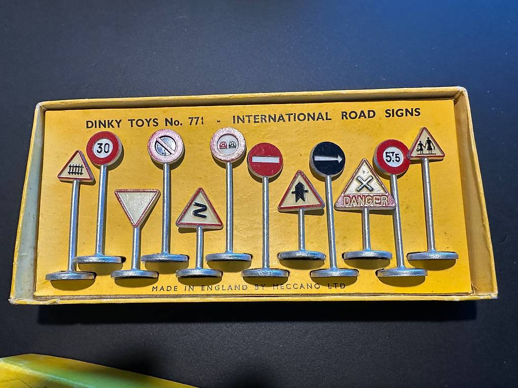 Dinky Toys international Road Signs No 771 im Kanton Zürich - tutti.ch