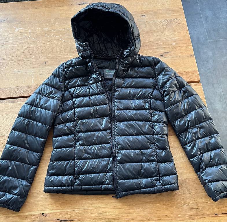 Benetton Daunenjacke, im Kanton Basel-Landschaft