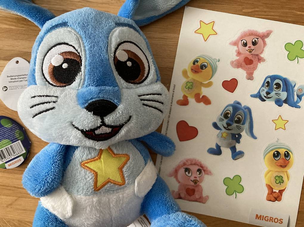 Blaues Plüschtier Häsli von Migros und Sticker im Kanton Zürich