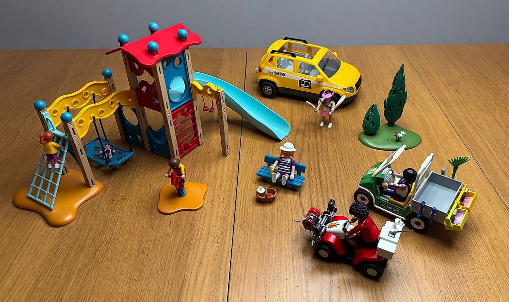 Playmobil 9423 Plus Set Spielplatz G rtner Squad Auto Im Kanton playmobil-9423-plus-set-spielplatz-g-rtner-squad-auto-im-kanton