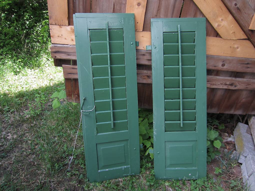 antike Fensterläden aus Holz / Holzladen / Fensterladen im Kanton