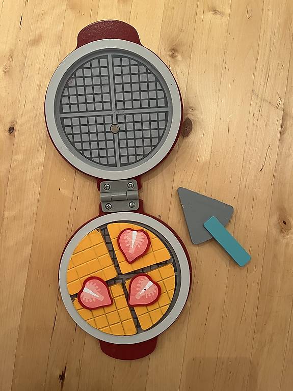 Small Foot Waffeleisen-Set „Tasty“ Aus Holz – Inkl. Herzchenwaffel, Zange, Puderzuckerstreuer & Stoffserviette, Spielküchenzubehör Für Kinder Ab 3 Jahren Waffeleisen-Set Holz