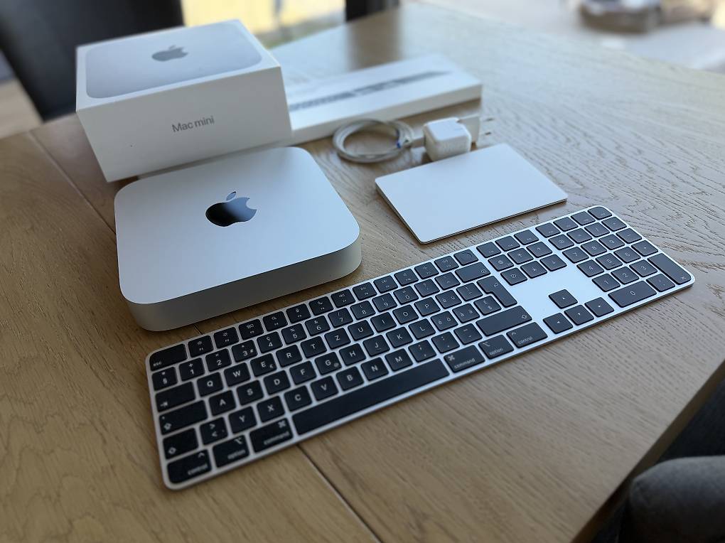 Mac mini M2（16GB 256GB）とMagic Keyboard Apple Mac Mini M2 Komplett-Set+ Magic Keyboard & Trackpad im