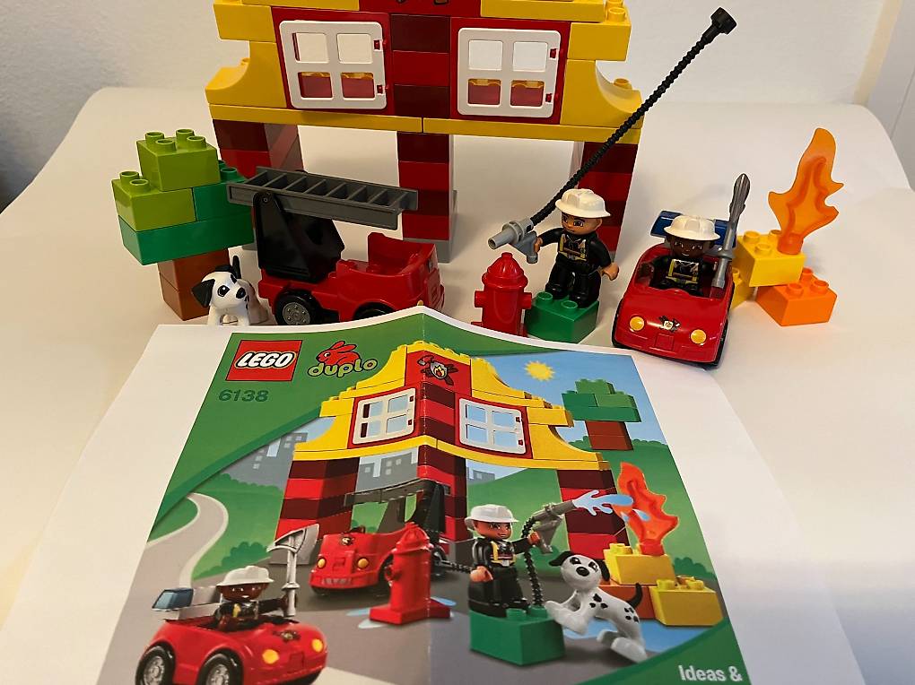 Lego Duplo Feuerwehr Station mit Autos und Hund 6138 im Kanton