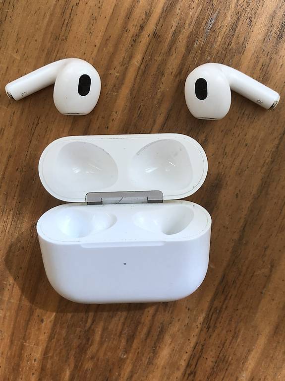Apple AirPods mit Ladecase, gebraucht, sehr gut erhalten im Kanton Zürich