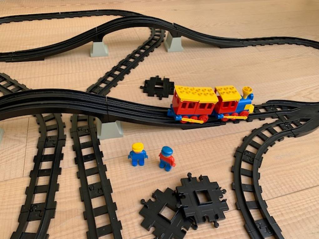 Duplo Eisenbahn Mit Br Cken Kreuzungen Und Viele Schienen Im Kanton