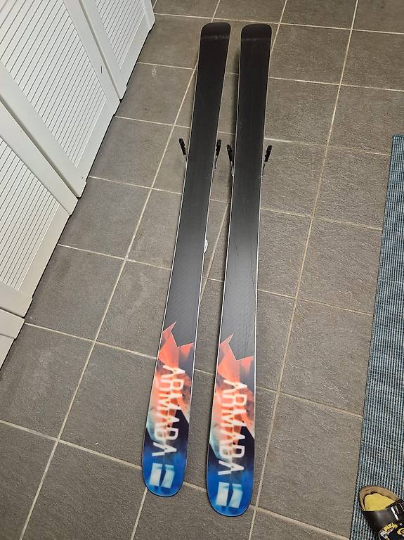 Freestyle Ski Armada Invictus 99TI - wie neu im Kanton Zürich