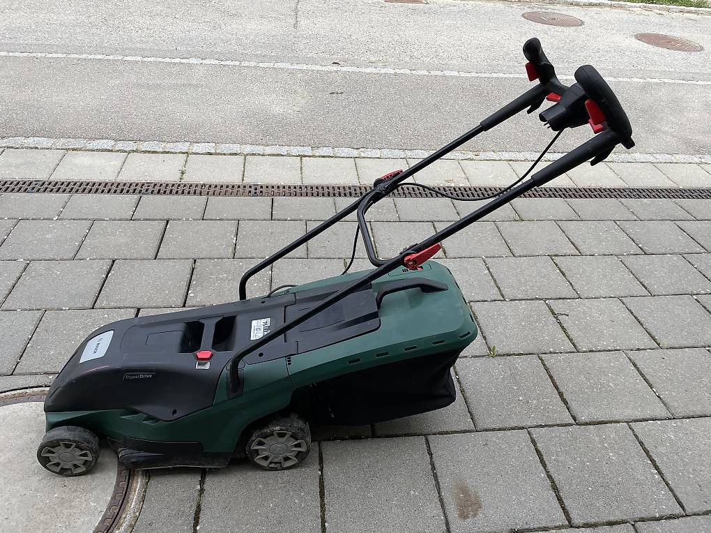 Bosch Rasenmäher UniversalRotak 450 im Kanton Freiburg