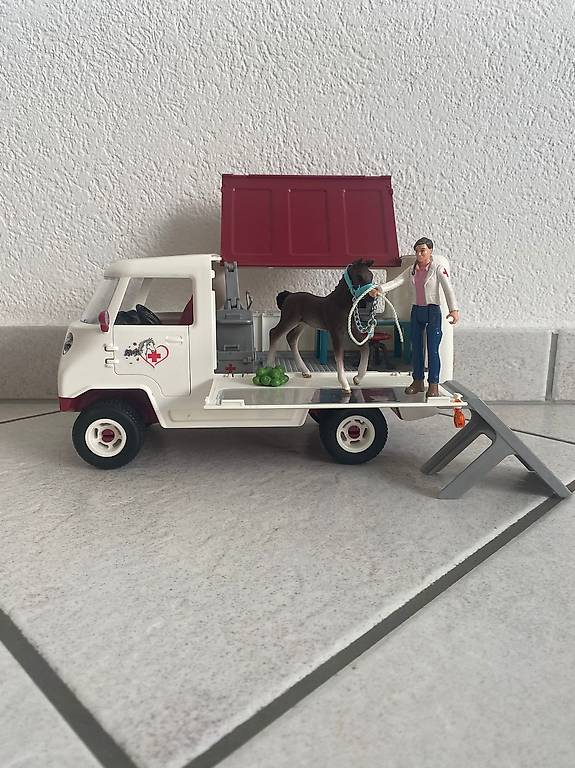 Schleich 42370 Horse Club Mobile Tierärztin mit Fohlen im Kanton