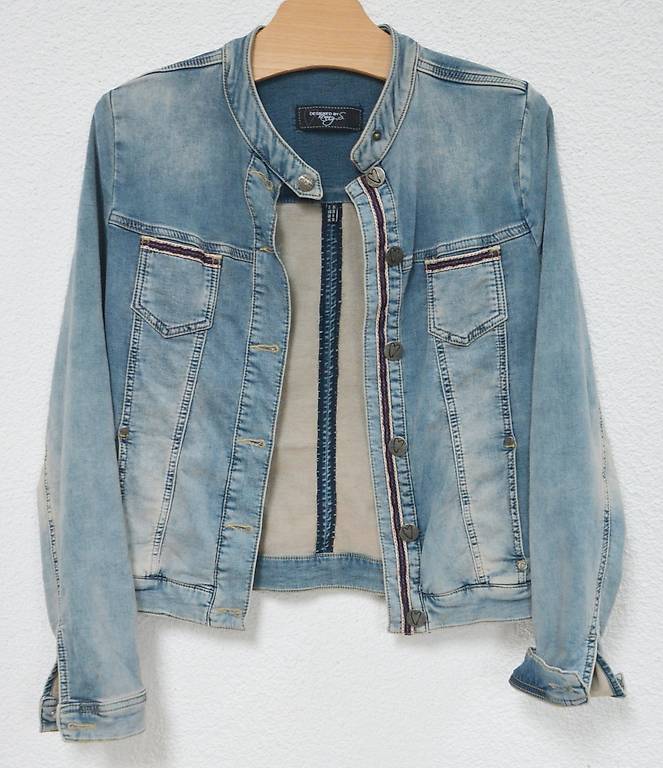 Blaue Jeansjacke von 36 im Kanton Zürich