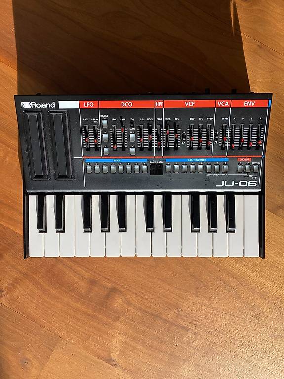 Roland Synthesizer JU-06 & K-25M Boutique im Kanton Zürich - tutti.ch