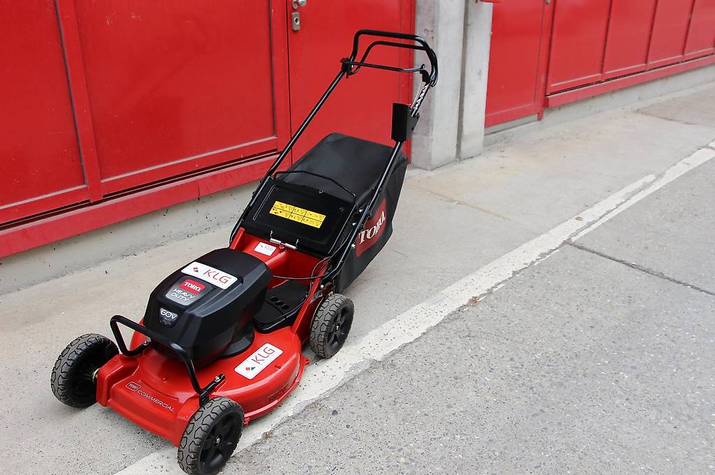 Elektro Rasenmäher TORO 22275T inkl. Akku + Ladegerät im Kanton Bern