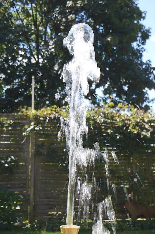 Teich Springbrunnen Fontäne Wasserdüse sprudelnd im Kanton Zürich
