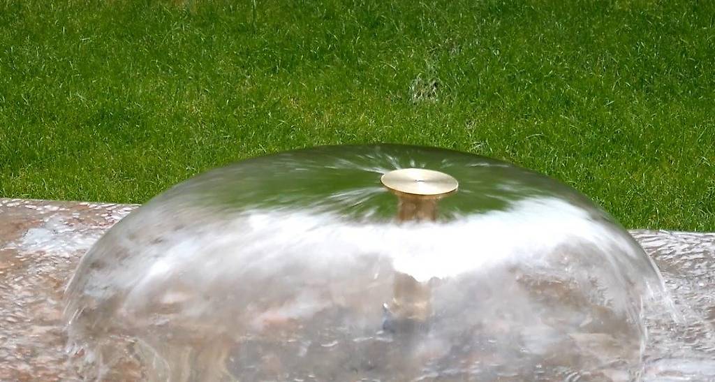 Teich Springbrunnen Fontäne Wasser Düsen Pilzform im Kanton Zürich