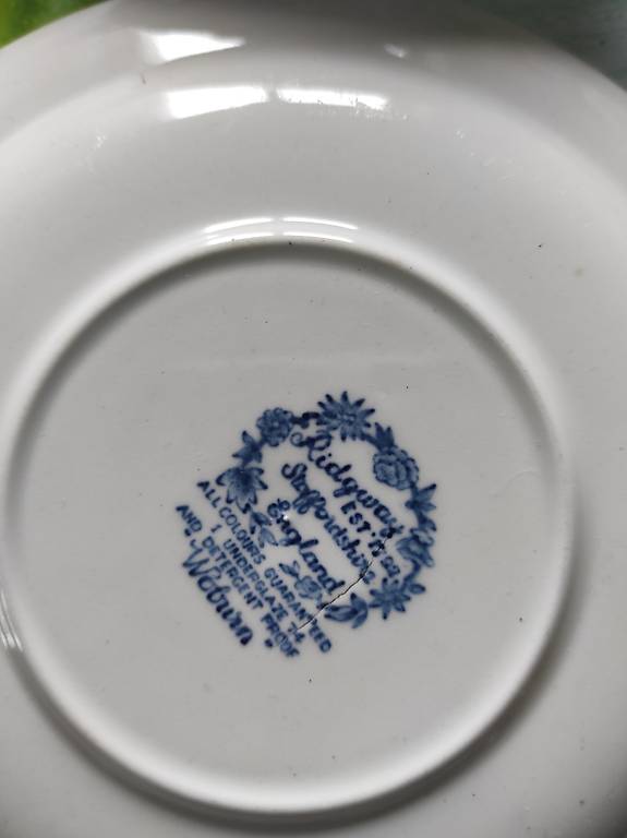 Räder X Portauovo Tazza In Porcellana Con Sottopiatto In Legno Di Acacia, Set Regalo 7x7x3 Cm