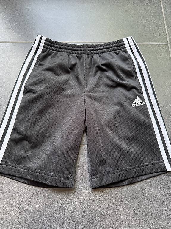 Kurze Sporthose adidas Größe 128 im Kanton Thurgau