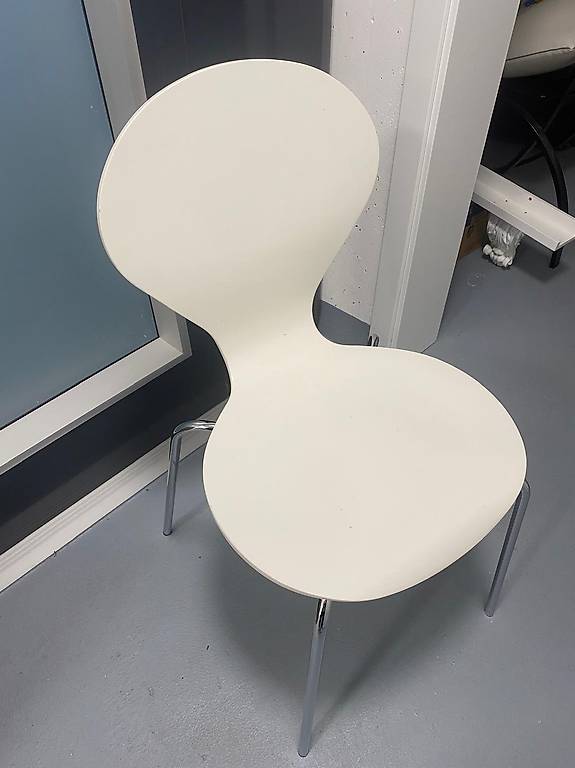 Zu verschenken Stuhl weiss mit Chromgestell. im Kanton Luzern