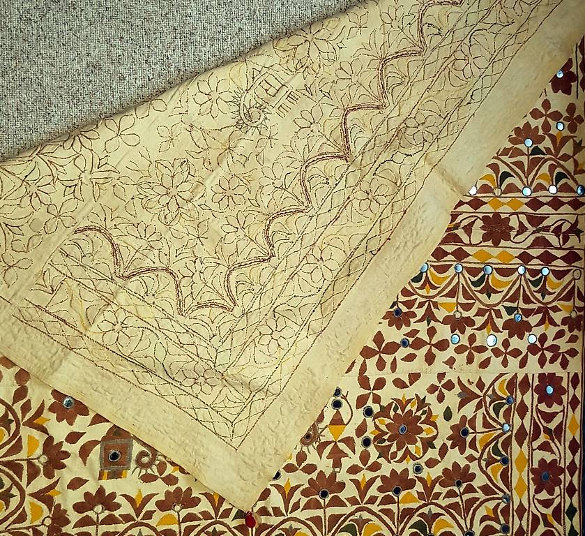 Indischer Wandbehang Banjara Stickereien mit Spiegeln in Bern kaufen