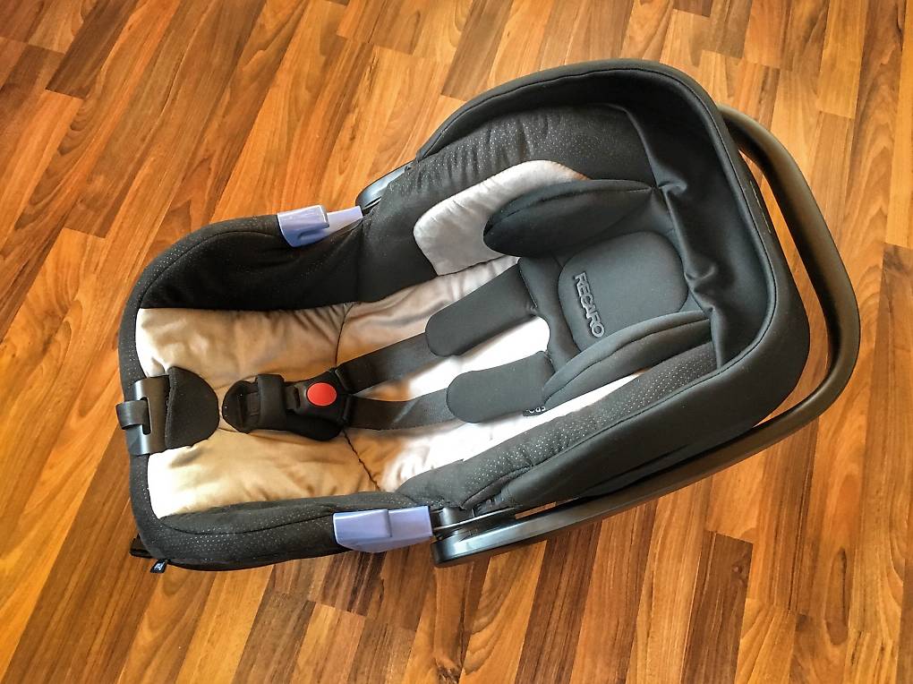 RECARO Privia Kindersitz Babyschale neuwertig mit Einlage im Kanton St. Gallen tutti.ch