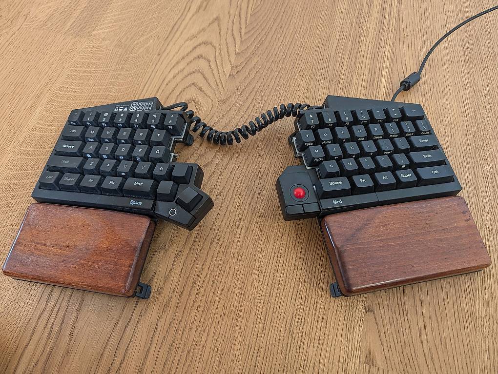 UHK Ultimate Hacking Keyboard V1, Blue Switches, Palm Rest