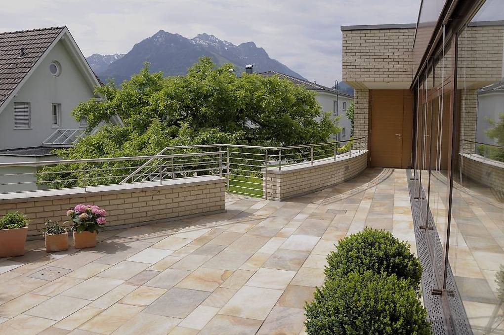 Naturstein Gartenplatten Quarzit gelb/grau bruchroh 2-3.5cm in Zürich