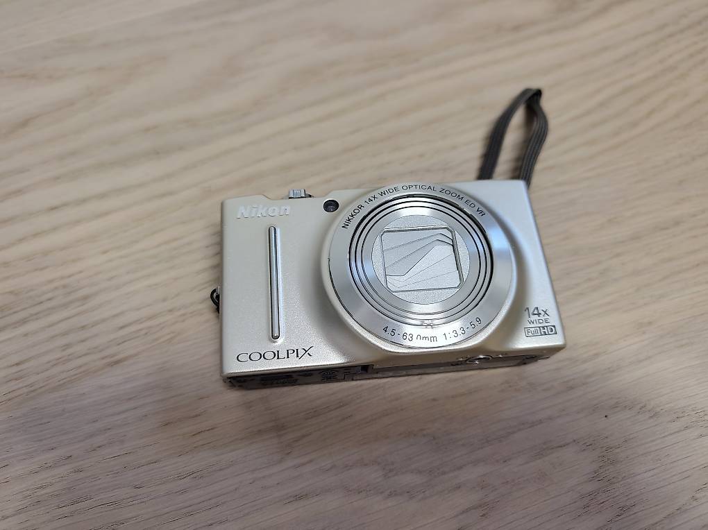 Nikon COOLPIX S8200 Kamera silber im Kanton Zürich - tutti.ch