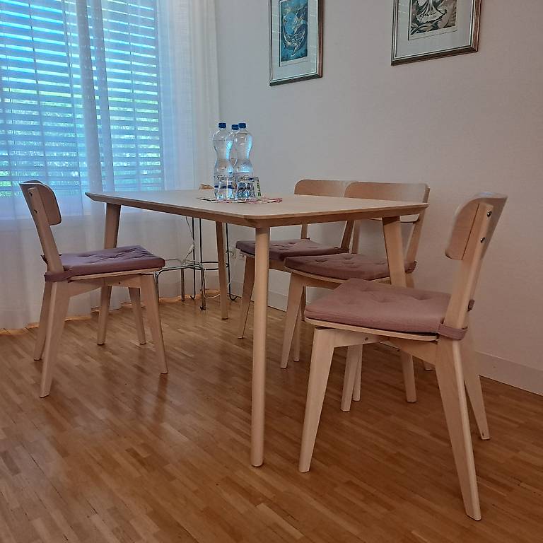 IKEA Tisch mit 4 Stühlen im Kanton Basel-Landschaft - tutti.ch