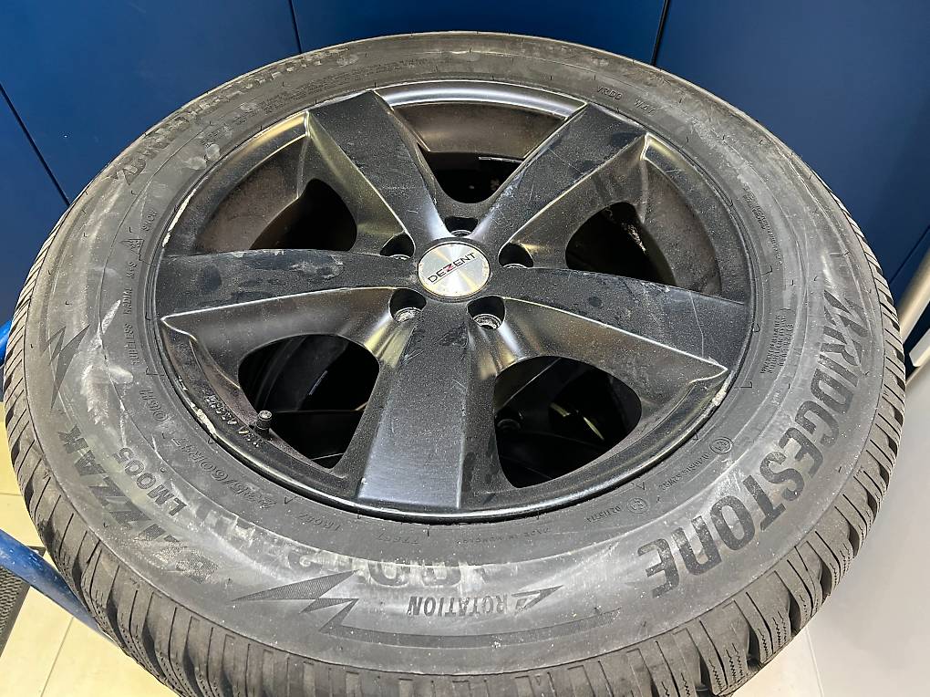 Volvo / XC 90 Neue Bridgestone Winterreifen auf Alufelgen im
