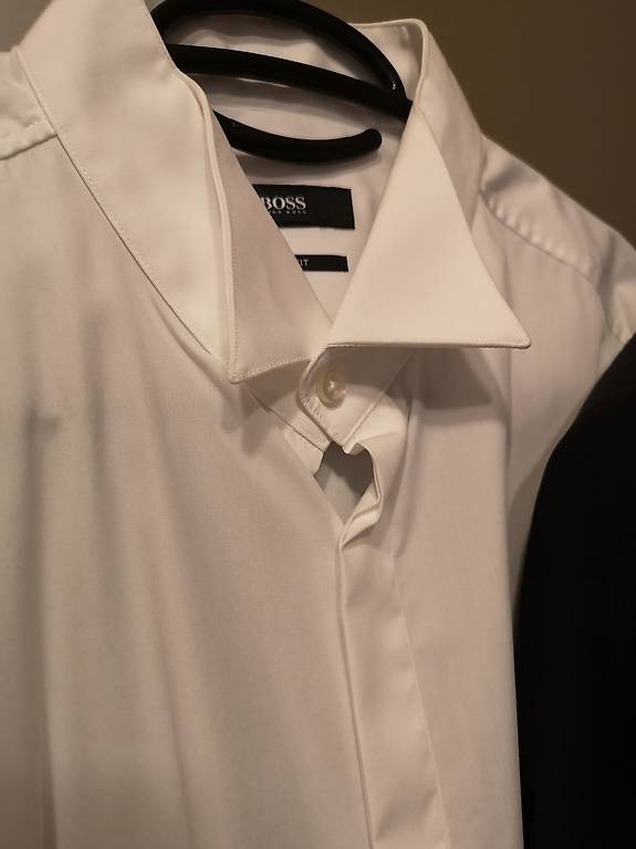 Hugo Boss Smoking mit Zubehör im Kanton Uri tutti.ch