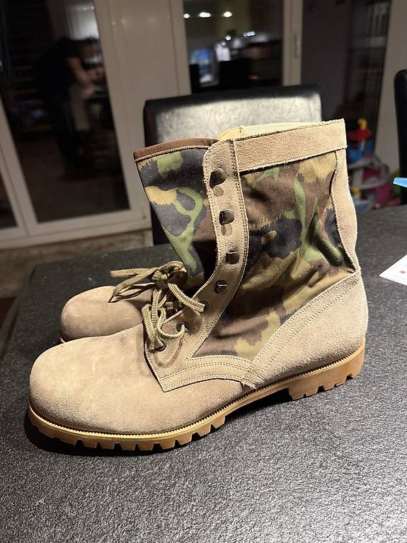 Schweizer Armee Schuhe Kampf Stiefel im Kanton Bern