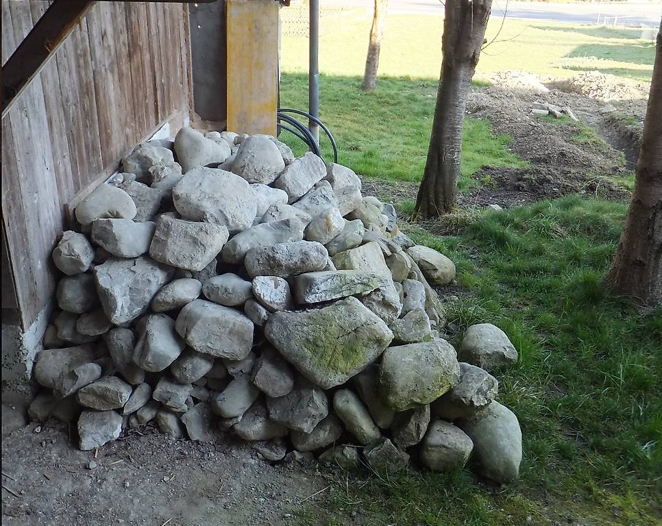 Steine Flusssteine Geröll Findling für Mauer oder Garten im Kanton