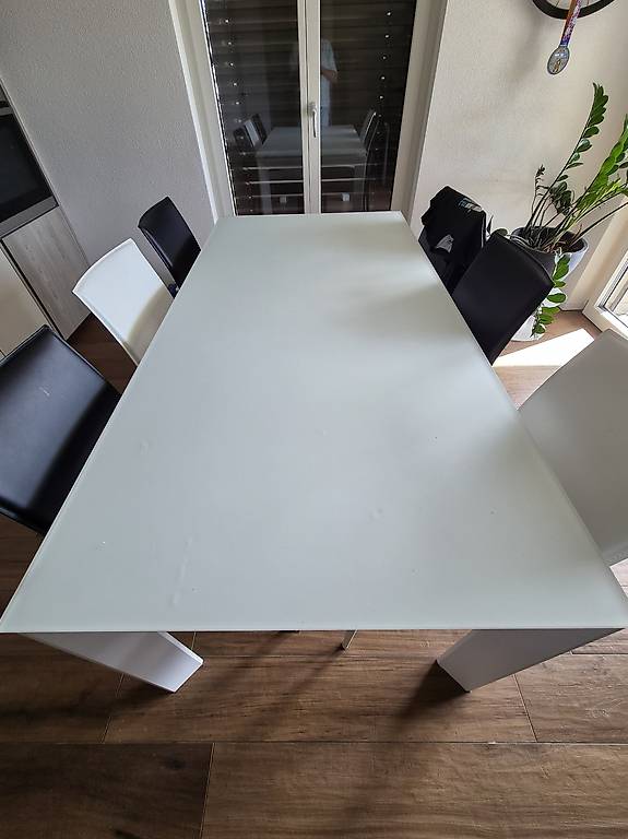 Esstisch Milchglas ausziehbar inkl. 6 Stühle im Kanton Luzern