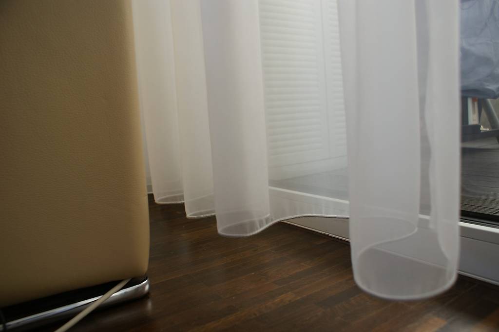 2 Stück sehr schöne Weiße Wohnzimmer Vorhänge in Zürich kaufen - tutti.ch