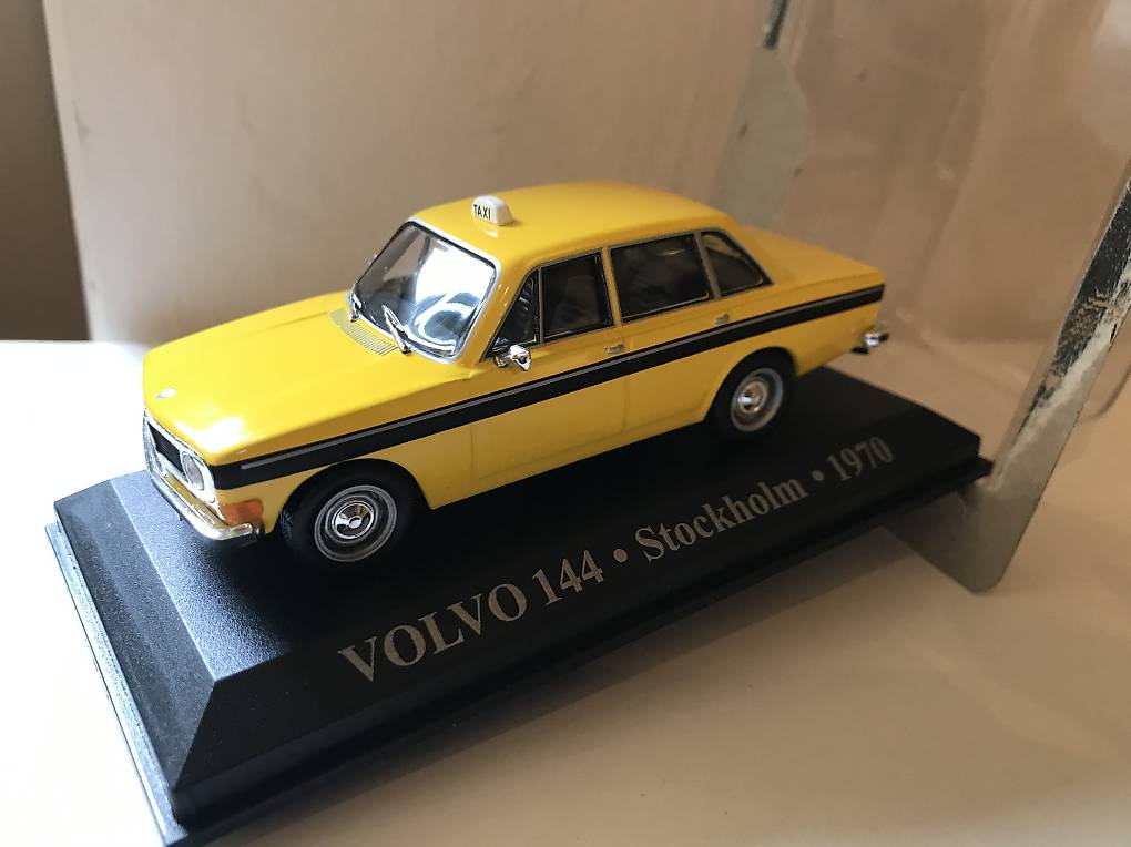 Modellino Auto Volvo 144 Taxi Stoccolma Svezia 1970 - Amercom 1/43, Die-Cast, Fuori Produzione