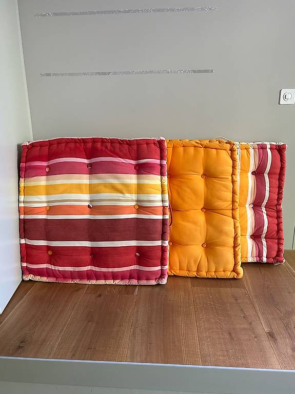 Gesteppte Bodenkissen für drin oder draussen 100 x 100 cm im Kanton Zürich