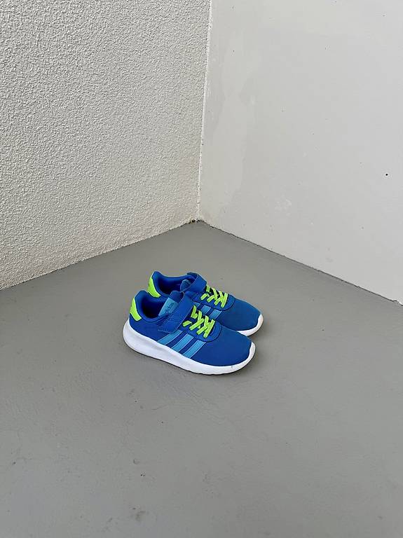 Adidas Hallenschuhe Gr. 32 im Kanton St. Gallen tutti.ch