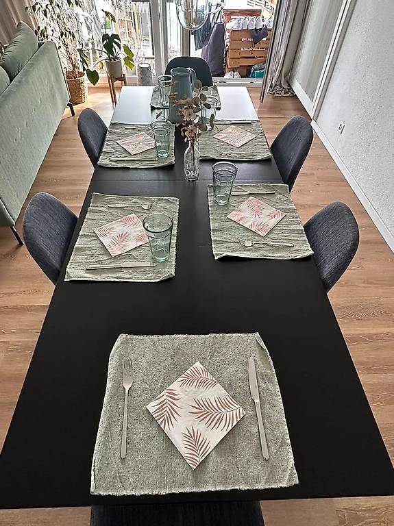 Esstisch IKEA schwarz (ausziehbar) + 6 Stühle Livique im Kanton Thurgau