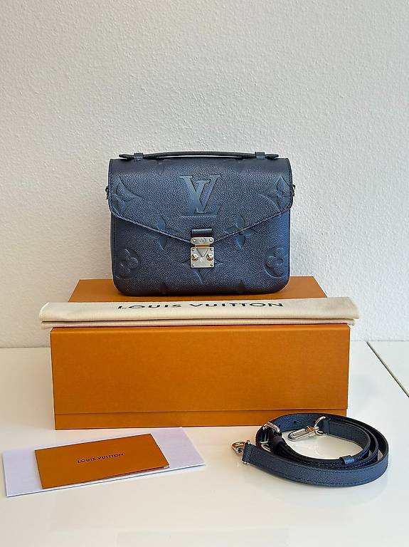 Louis Vuitton Pochette Métis Navy Empreinte Leder im Kanton Zürich