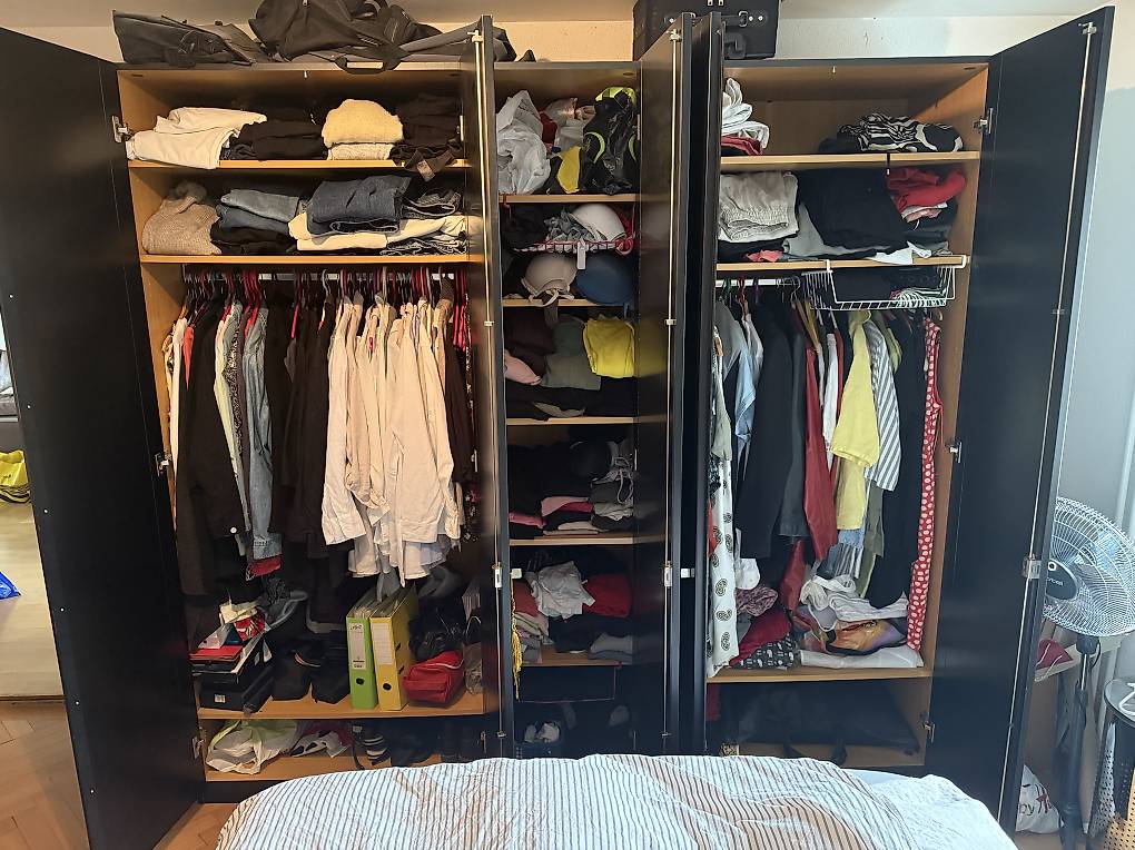Kleiderschrank mit Spiegel, schwarz, zu verschenken im Kanton Zürich