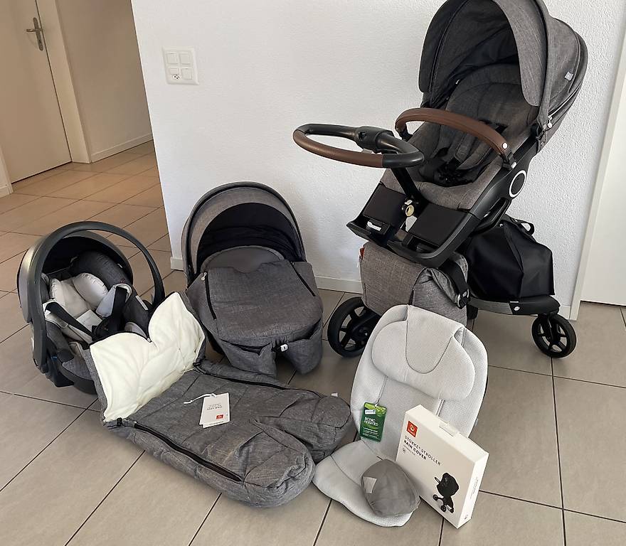 Store STOKKE Kinderwagen mit viel Zubehör