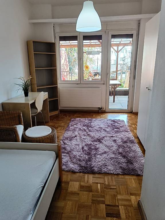 Möbliertes WG-Zimmer mit Veranda u. Garten ab sofort nähe ÖV