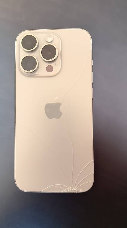 iPhone 15 Pro 256GB mit Sprung Rückseite