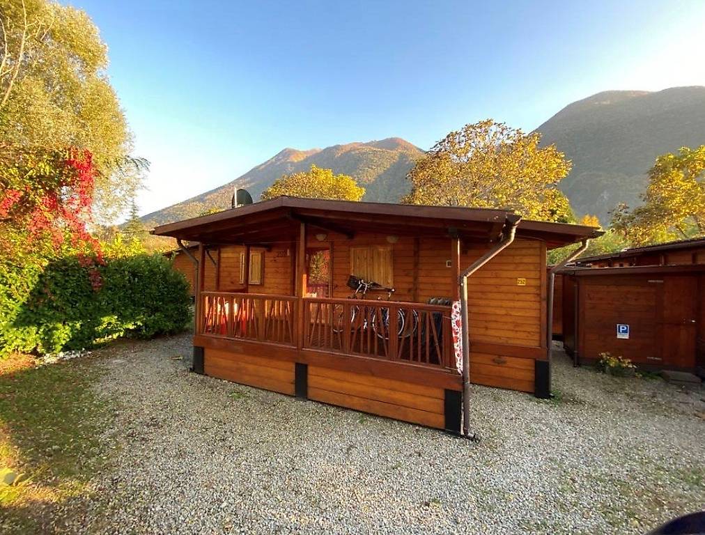 Holzchalet auf Camping in Porlezza, freie sicht in Bergen