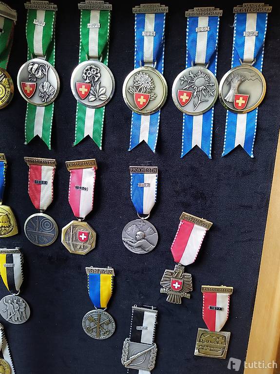 Medaillen Schrank aus Arvenholz mit Schützenmedaillen