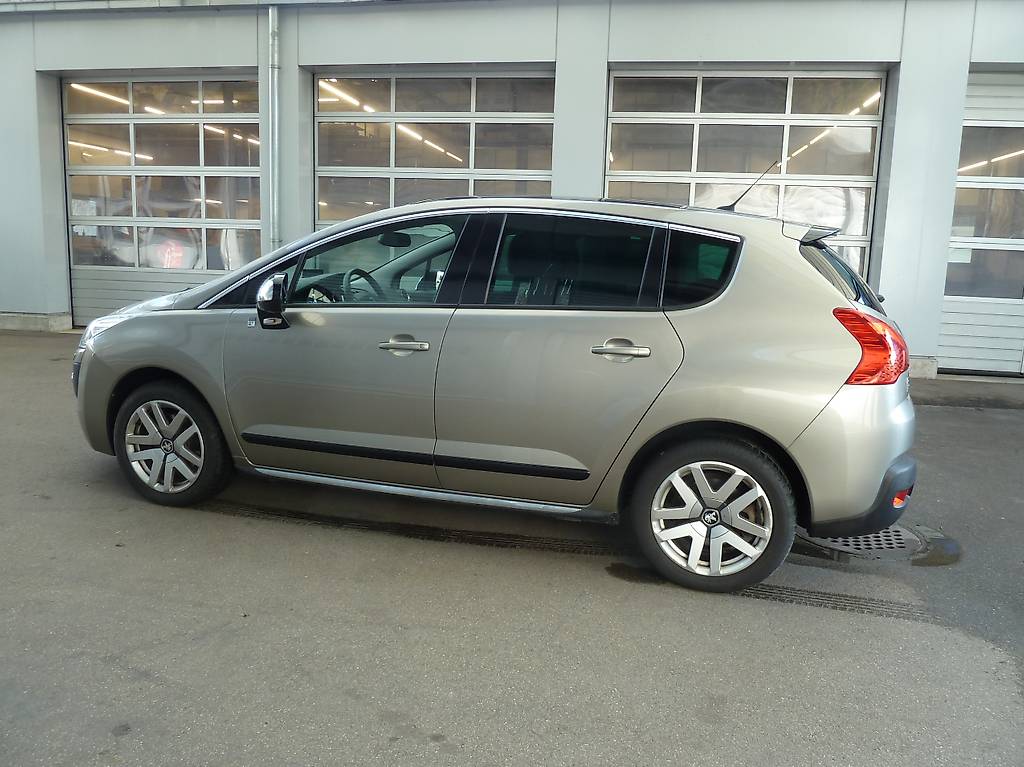 PEUGEOT 3008 HYbrid4 2.0 HDI EGS6 — slika 3