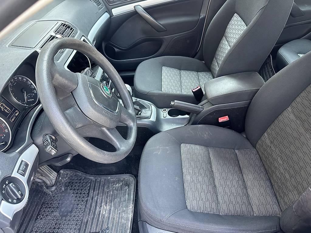 SKODA Octavia Combi 1.6 TDI 50Years 4x4 — slika 4