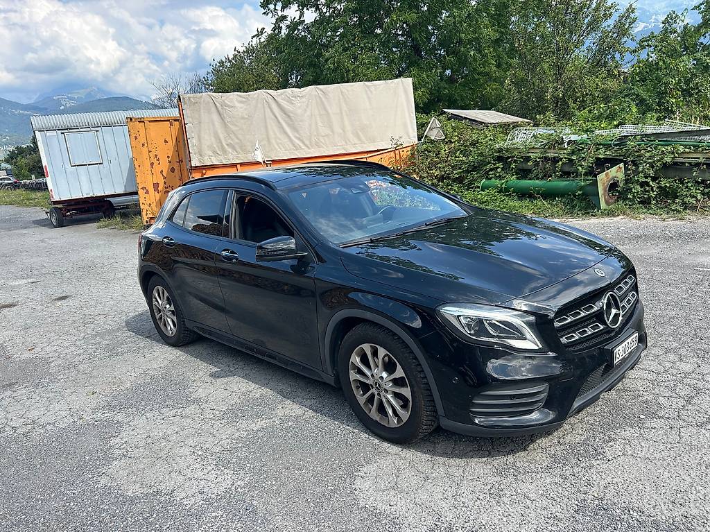 MERCEDES-BENZ GLA 200 Style 7G-DCT — slika 1